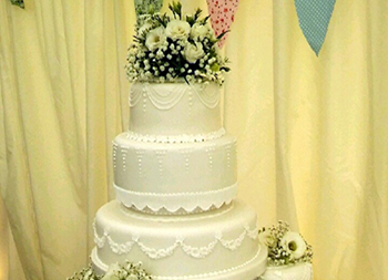 Image of a bespoke cake designed by Patisserie Viennoise